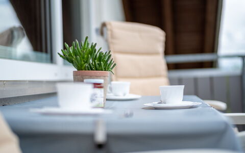 Hochfirst: Property, Furniture, Table, Dishware, Window, Plant, Tableware, Drinkware, Cup, Comfort