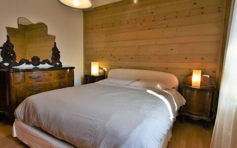 Bormio 200: Furniture, Comfort, Building, Wood, Bed Frame, Lighting, Interior Design, Architecture, Floor, Lamp