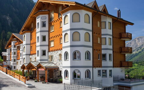 Leukerbad 450: Sky, Building, Property, Window, Plant, Urban Design, Mountain, Tree, Neighbourhood, House