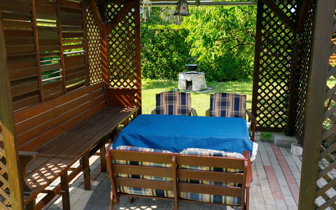 Pergola: Wood, Shade, Interior Design, Leisure, Real Estate, Tints And Shades, Tree, Hardwood, Plant, Flooring