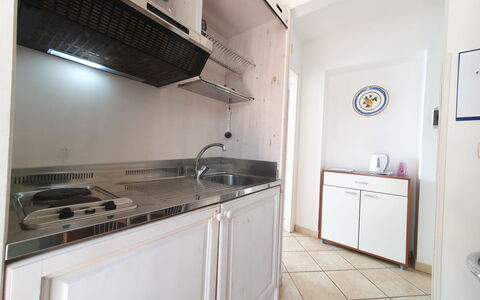 Siracusa 360: Major Appliance, Kitchen, Flooring, Countertop, Kitchen Appliance, Floor, Kitchen Sink, Cabinetry, Interior Design, Room