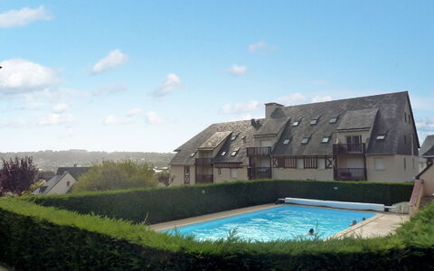 Le Domaine du Vert Coteau: Water, Sky, Swimming Pool, Plant, Azure, Blue, Tree, Outdoor Furniture, Building, Shade