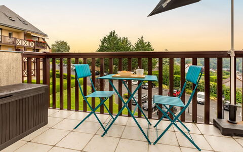 Le Domaine du Vert Coteau: Water, Sky, Swimming Pool, Plant, Azure, Blue, Tree, Outdoor Furniture, Building, Shade