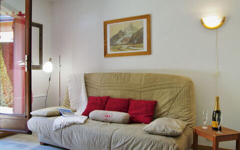 Les Chamois: Furniture, Room, Bed, Bedroom, Property, Interior Design, Wall, Bed Frame, Floor, Couch