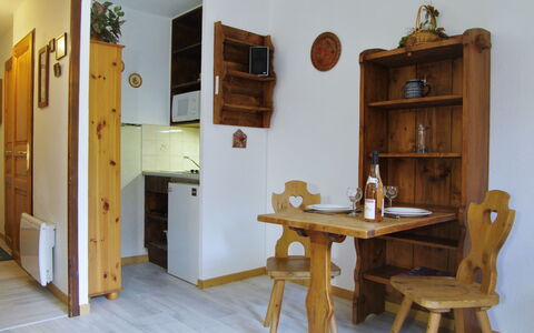 Les Chamois: Room, Furniture, Table, Property, Interior Design, Wood, Dining Room, House, Floor, Hardwood
