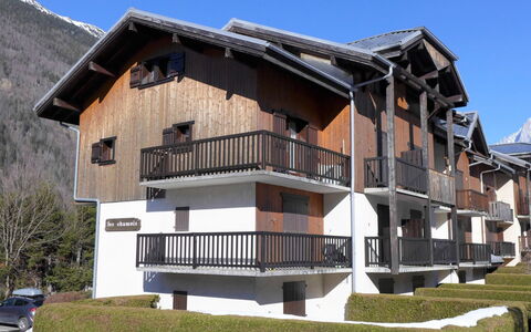 Les Chamois: Sky, Building, Plant, Window, House, Wood, Cottage, Siding, Urban Design, Roof