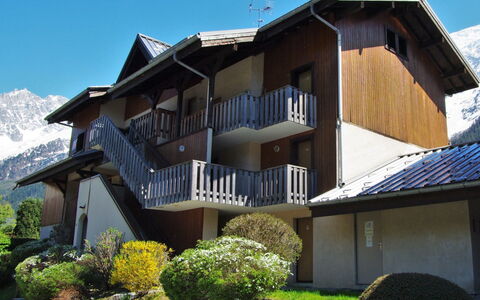 Les Chamois: Sky, Plant, Property, Building, Window, Green, House, Tree, Residential Area, Cottage