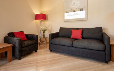 Marmara 186.4: Brown, Couch, Property, Furniture, Comfort, Wood, Interior Design, Living Room, Floor, Lamp