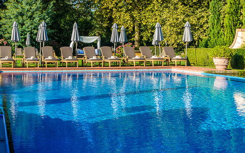 Giardino: Swimming Pool, Blue, Water, Reflecting Pool, Reflection, Majorelle Blue, Leisure, Natural Landscape, Property, Resort Town
