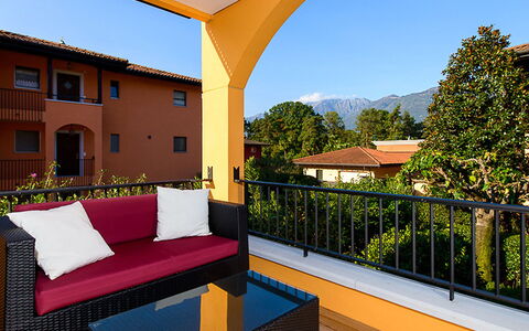 Giardino: Building, Sky, Property, Couch, Plant, Window, Nature, Azure, Shade, Tree