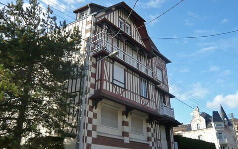Le Manoir du Casino: Property, House, Neighbourhood, Architecture, Building, Residential Area, Sky, Real Estate, Home, Facade