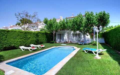 Montalt Vi: Plant, Water, Sky, Property, Green, Swimming Pool, Building, Azure, Tree, Shade