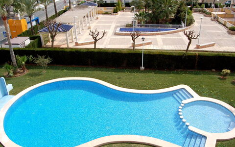 Bahia Blanca: Swimming Pool, Property, Sunlounger, Outdoor Furniture, Leisure, Resort, Real Estate, Grass, Vacation, House