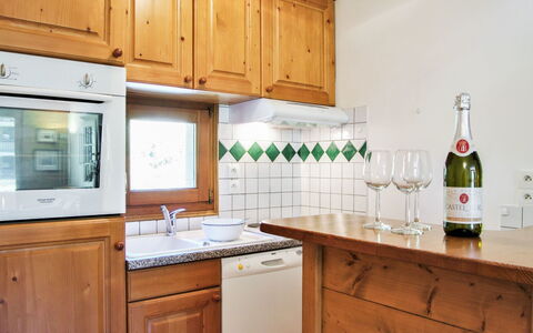 Les Capucins: Cabinetry, Countertop, Property, Furniture, White, Bottle, Kitchen Appliance, Building, Kitchen, Wood