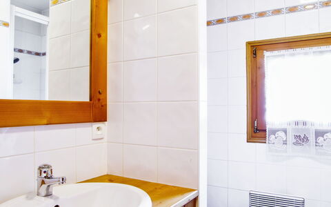 Les Capucins: Mirror, Tap, Plumbing Fixture, Sink, Property, Photograph, Bathroom Sink, Bathroom Cabinet, Bathroom, Building