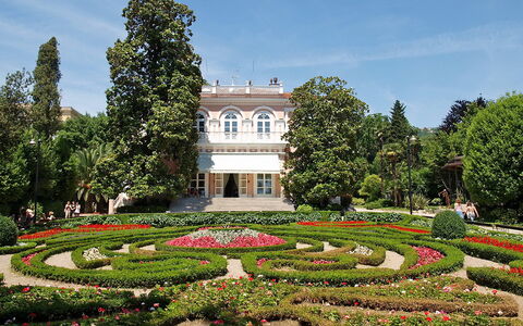 Opatija 106: Flower, Plant, Sky, Building, Plant Community, Nature, Tree, Botany, Hedge, Cloud