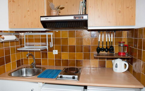 Saint Cyr sur Mer la Madrague 100: Countertop, Room, Kitchen, Cabinetry, Property, Furniture, Shelf, Tile, Kitchen Stove, House