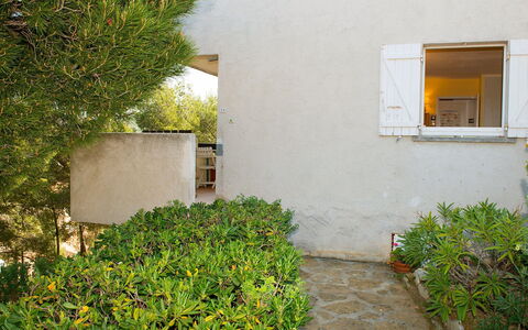 Saint Cyr sur Mer la Madrague 100: Vegetation, Green, Property, Yellow, Wall, House, Plant, Real Estate, Shrub, Tree