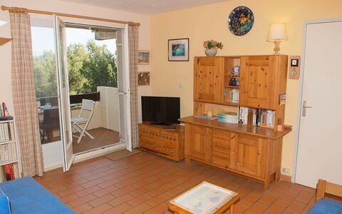 Saint Cyr sur Mer la Madrague 100: Room, Property, Furniture, Building, House, Real Estate, Floor, Interior Design, Living Room, Home