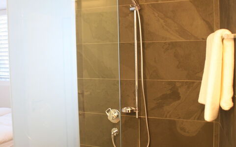Melina: Shower Panel, Shower, Room, Shower Bar, Plumbing Fixture, Bathroom, Shower Rod, Plumbing, Tile