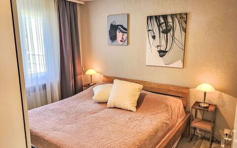 Collina Verde B: Furniture, Bed, Bedroom, Interior Design, Bedding, Wall, Bed Sheet, Floor, Wood, Flooring