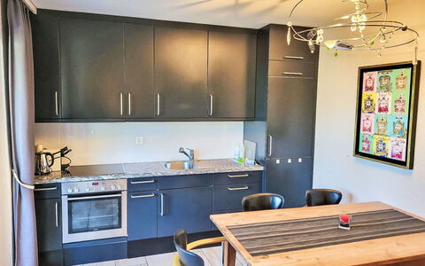 Collina Verde B: Furniture, Flooring, Interior Design, Floor, Kitchen, Wood, Countertop, Cabinetry, Kitchen Appliance, Chair