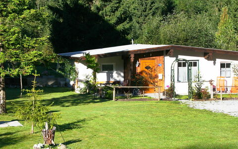 Keil: Property, House, Yard, Home, Building, Backyard, Grass, Lawn, Cottage, Real Estate