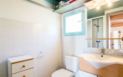Le Gallia: Bathroom, Property, Room, Interior Design, Yellow, House, Building, Real Estate, Architecture, Wall