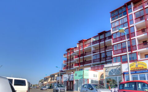 Le Grand Pavois: Vehicle, Building, Town, Car, Neighbourhood, Transport, Architecture, Residential Area, Mixed-Use, Metropolitan Area