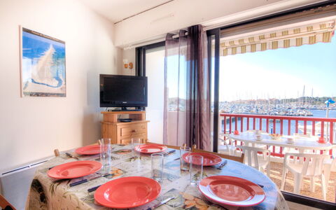 Le Grand Pavois: Room, Property, Interior Design, Building, Table, Furniture, House, Real Estate, Breakfast, Living Room