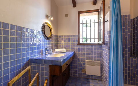 La Baïassière: Mirror, Plumbing Fixture, Property, Sink, Tap, Window, Purple, Bathroom, Interior Design, Floor