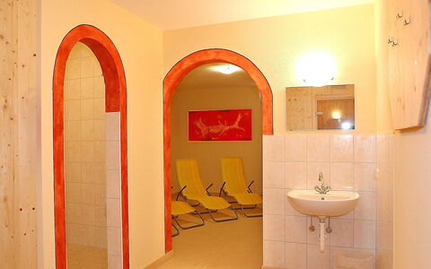 Mayrhofen 700: Mirror, Building, Property, Sink, Plumbing Fixture, Tap, Bathroom Sink, Architecture, Bathroom, Interior Design