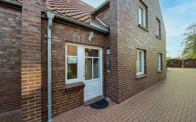 Norddeich 120: Property, Window, Sky, Wood, Brickwork, Road Surface, Brick, Building, Neighbourhood