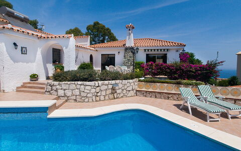 Salto del Monte: Water, Sky, Plant, Cloud, Seaside Resort, Swimming Pool, Building, Azure, Shade, Body Of Water