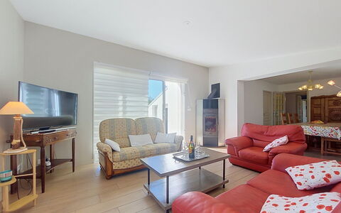 Sables Blancs: Furniture, Flooring, Couch, Floor, Interior Design, Wood, Ceiling, Living Room, Room, Home