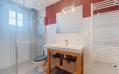 Sables Blancs: Bathroom, Plumbing Fixture, Flooring, Interior Design, Wall, Floor, Bathroom Sink, Tap, Ceiling, Sink