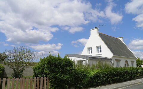 Sables Blancs: Property, Sky, House, Cloud, Building, Rural Area, Architecture, Church, Cottage, Roof