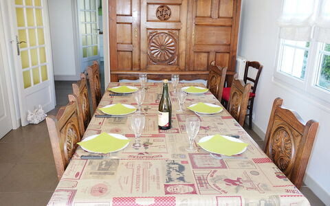 Sables Blancs: Room, Dining Room, Tablecloth, Furniture, Property, Table, Floor, Interior Design, Linens, Textile