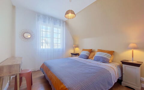 Sables Blancs: Bed, Interior Design, Bedroom, Bedding, Furniture, Bed Sheet, Floor, Wood, Linens, Ceiling