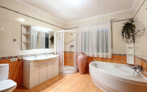 Sara: Bathroom, Room, Property, Tile, Interior Design, Floor, Bathtub, Building, Real Estate, House