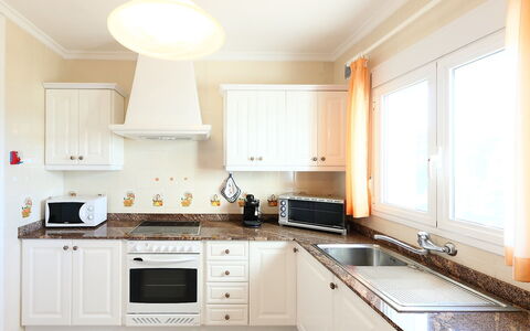 Sara: Countertop, Room, Property, Kitchen, Furniture, Cabinetry, Interior Design, Ceiling, Floor, Building