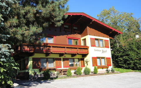 Hussl: Property, House, Building, Home, Real Estate, Residential Area, Architecture, Neighbourhood, Cottage, Tree
