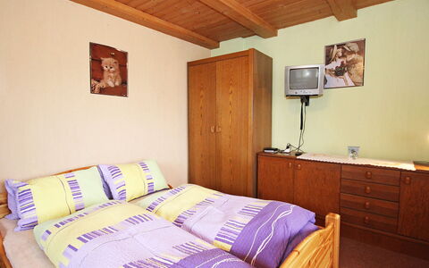 Hussl: Bedroom, Bed, Room, Furniture, Bed Sheet, Property, Bedding, Bed Frame, Ceiling, Wall
