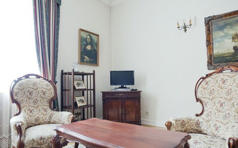 Rynek Starego Miasta: Furniture, Interior Design, Wood, Flooring, Picture Frame, Room, Lighting, Floor, Table, Living Room