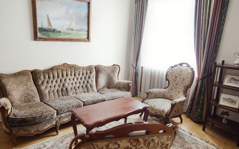 Rynek Starego Miasta: Furniture, Interior Design, Wood, Couch, Flooring, Living Room, Floor, Room, Lighting, Curtain