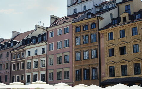 Rynek Starego Miasta: Building, Window, City, Town, Facade, Mixed-Use, Town Square, Umbrella, Plaza