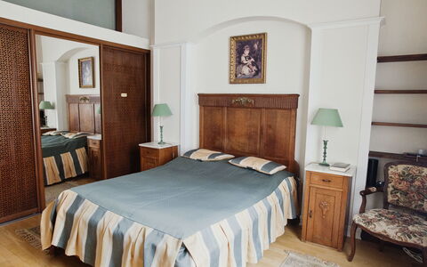 Rynek Starego Miasta: Furniture, Bed, Bedroom, Interior Design, Flooring, Wood, Floor, Bed Sheet, Bedding, Room