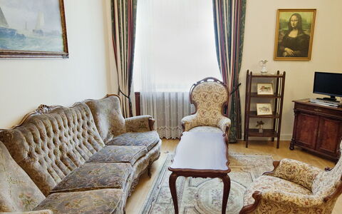 Rynek Starego Miasta: Furniture, Interior Design, Couch, Living Room, Flooring, Floor, Room, Lighting, Chair, Curtain