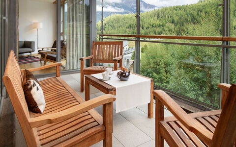 Residenz Cresta Kulm B26: Grass, Wood, House, Cottage, Roof, Shrub, Home, Siding, Land Lot
