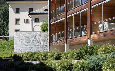 Residenz Cresta Kulm B26: Grass, Wood, House, Cottage, Roof, Shrub, Home, Siding, Land Lot